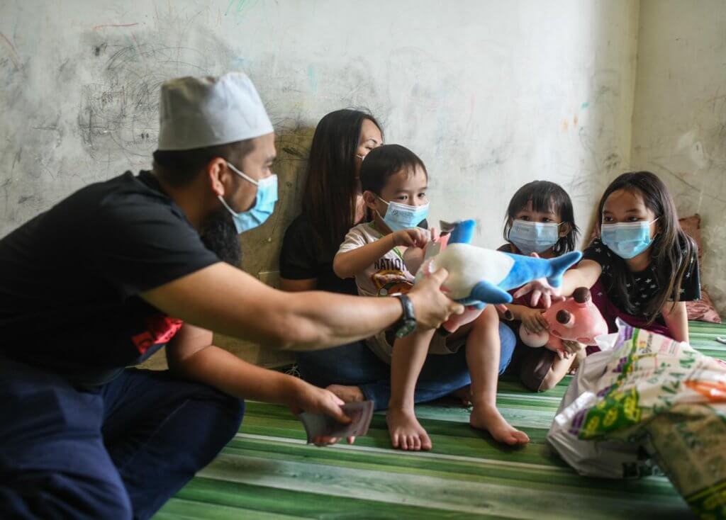 Besarkan 5 Anak Sendiri Di Puchong, Ustaz Ebit Lew Tampil Bantu Ibu Tunggal Iban Ini