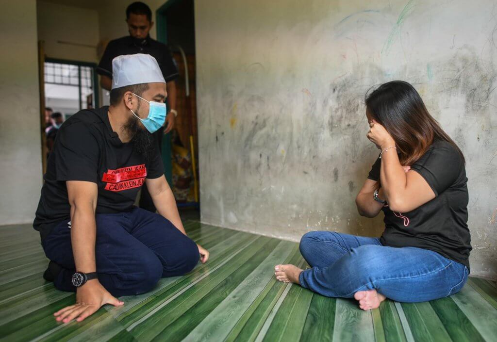 Besarkan 5 Anak Sendiri Di Puchong, Ustaz Ebit Lew Tampil Bantu Ibu Tunggal Iban Ini