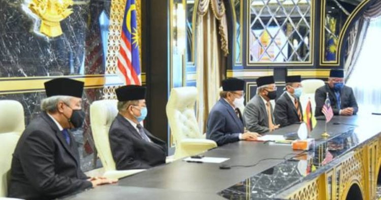 BeFunky collage 2021 05 25T183516.462 Kerajaan Sarawak Kekal Berfungsi, Keputusan Bubar DUN Tertakluk Kepada YDP Agong Dan TYT