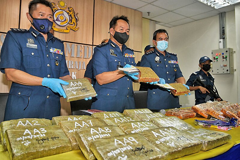Tak Sedar Bawa Bagasi Berisi 18kg Ganja, Mangsa Keldai Dadah Ditahan Di Lapangan Terbang Kuching