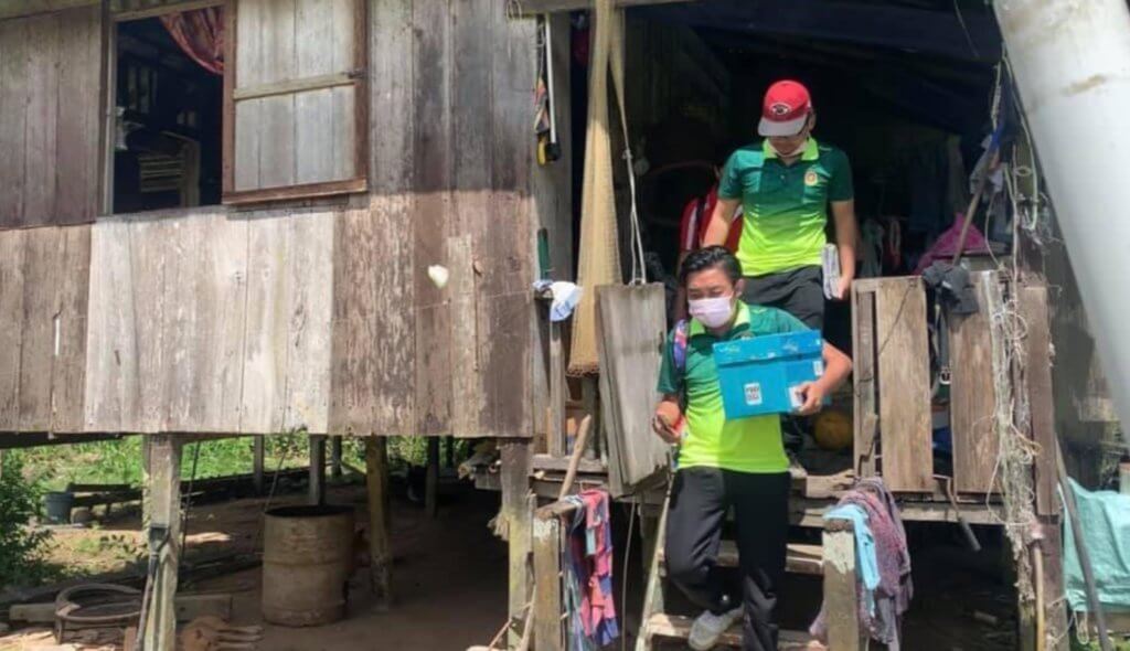 Guru Pedalaman Sarawak Ini Terharu Apabila Ibu Bapa Murid Sanggup Ke Pekan Hantar Pencalonan