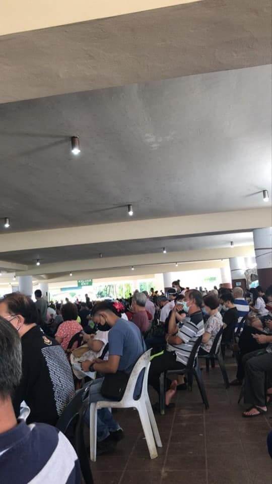 Lebih Sesak Dari Pasar Malam, Gangguan Bekalan Elektrik Jejaskan Urusan Vaksinasi Di Stadium Perpaduan Kuching