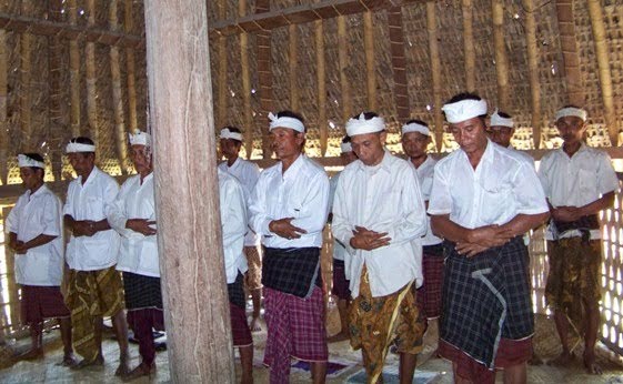 Amalkan Kepercayaan Solat 3 Kali Sehari, Ini Adalah Komuniti Muslim 'Sasak' Di Indonesia