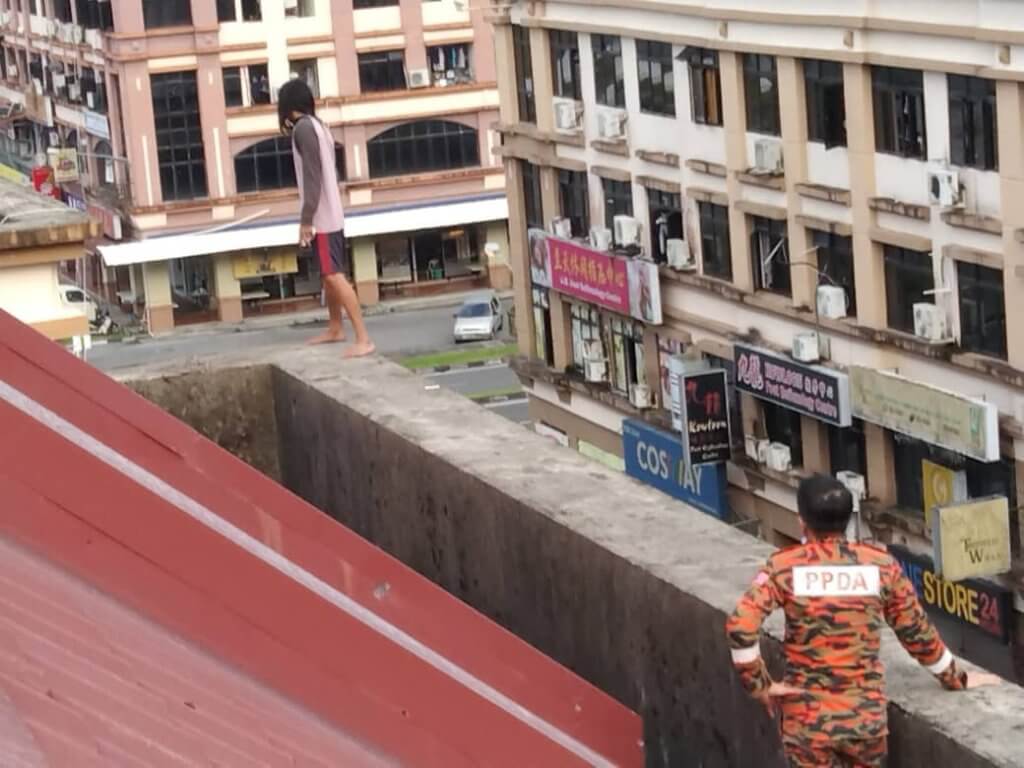 Akibat Tekanan Perasaan, Lelaki Nekad Terjun Bangunan Di MJC Berjaya Diselamatkan Pihak Bomba