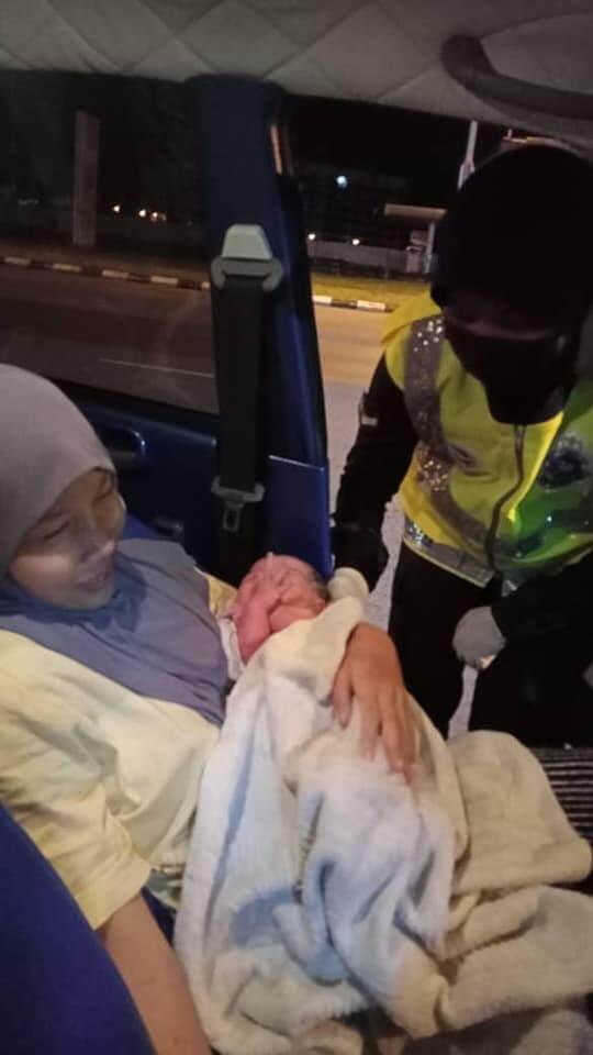 Tak Sempat Sampai Hospital, Polis Wanita Jadi Hero Sambut Bayi Di SJR Kuching-Samarahan Expressway