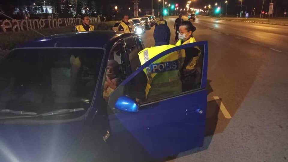 Tak Sempat Sampai Hospital, Polis Wanita Jadi Hero Sambut Bayi Di SJR Kuching-Samarahan Expressway