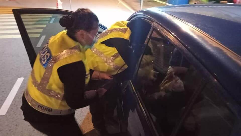 Tak Sempat Sampai Hospital, Polis Wanita Jadi Hero Sambut Bayi Di SJR Kuching-Samarahan Expressway