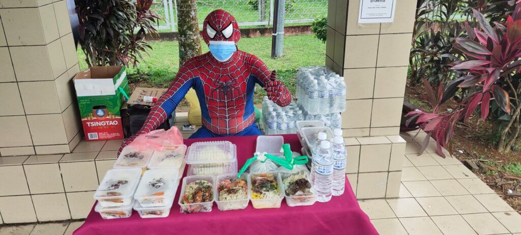 'Spiderman Serian' Tular Kerana Cara Uniknya Lariskan Jualan Makanan Depan Hospital Serian