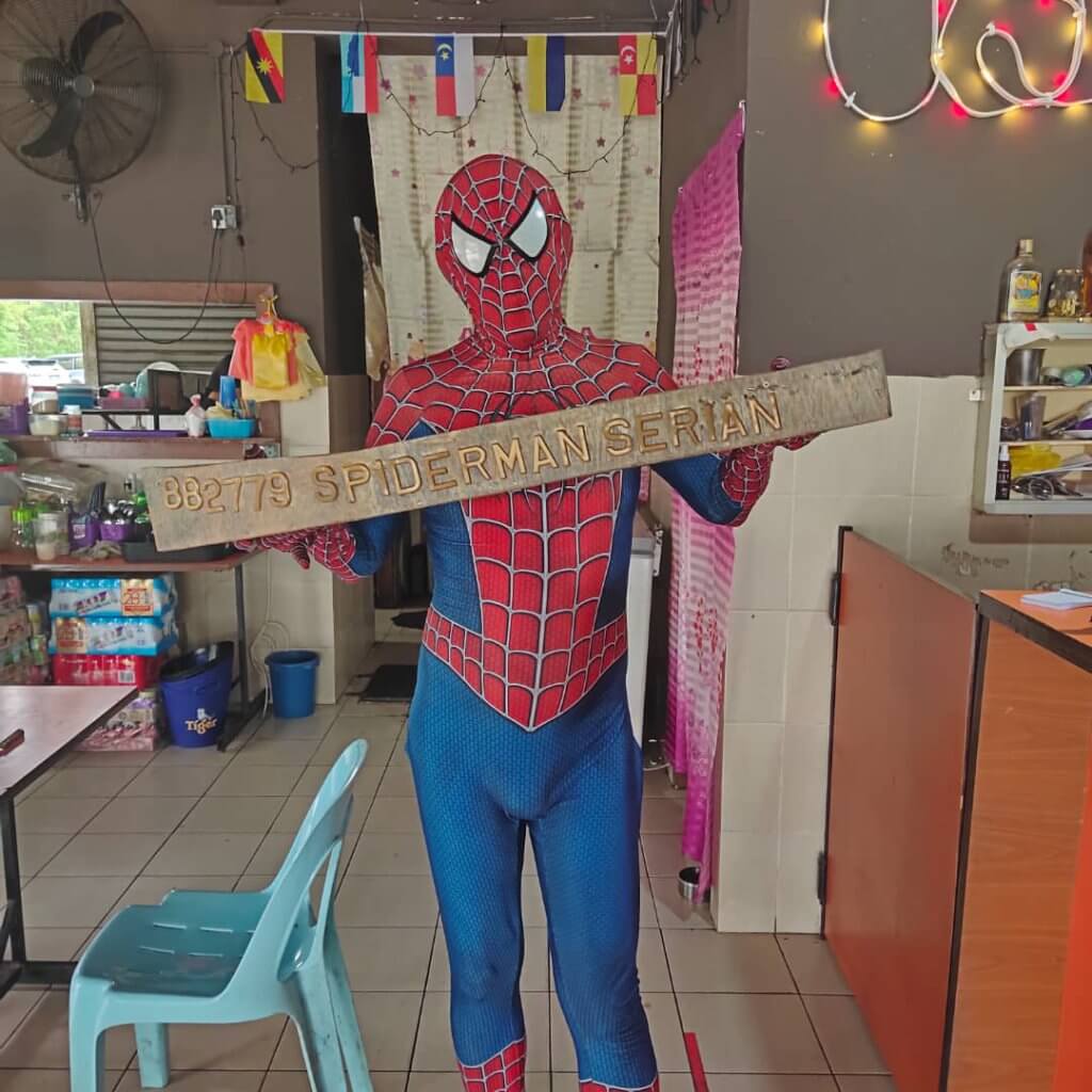 'Spiderman Serian' Tular Kerana Cara Uniknya Lariskan Jualan Makanan Depan Hospital Serian