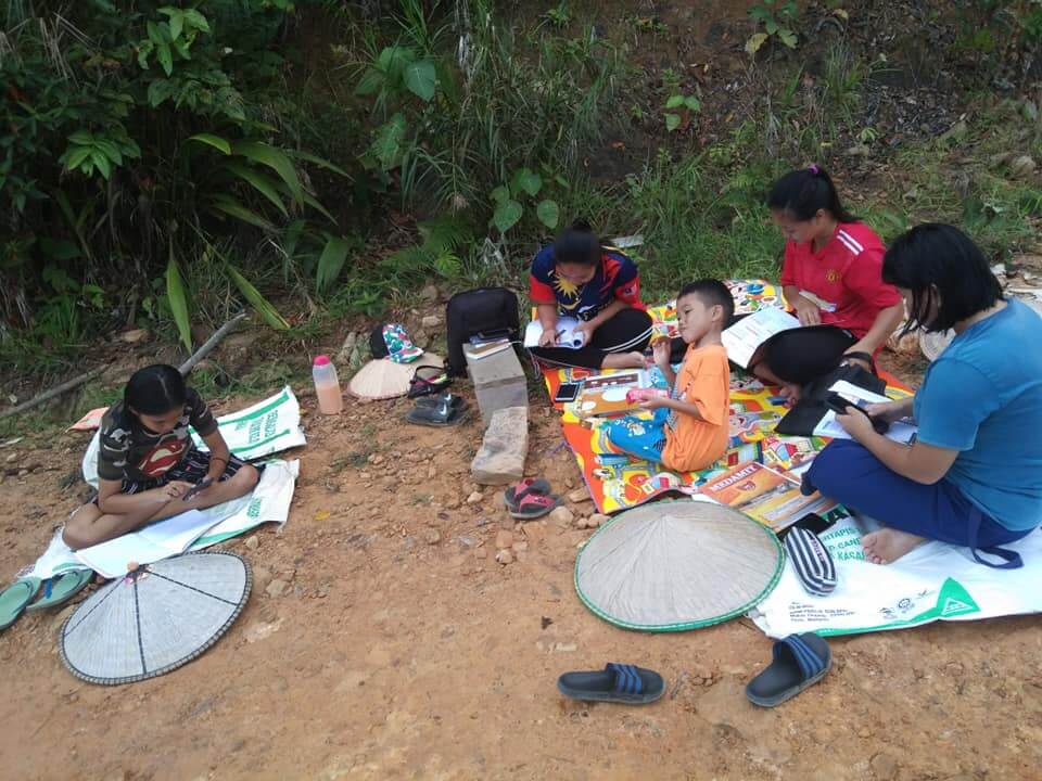 Capaian Internet Amat Lemah, Pelajar Di Limbang Belajar Atas Tanah Beralaskan Karung Guni