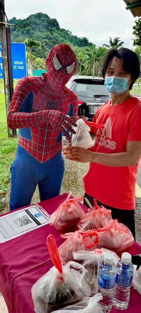 'Spiderman Serian' Tular Kerana Cara Uniknya Lariskan Jualan Makanan Depan Hospital Serian