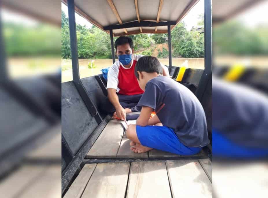 Perahu Sebagai Ganti Bilik Darjah, Cikgu Di Kinabatangan Ini Tak Mahu Anak Muridnya Ketinggalan Pelajaran