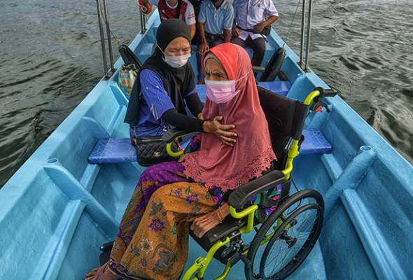 Warga Emas 82 Tahun Berkerusi Roda Gagah Redah Sungai Guna Bot Untuk Ke Pusat Vaksinasi Kuching