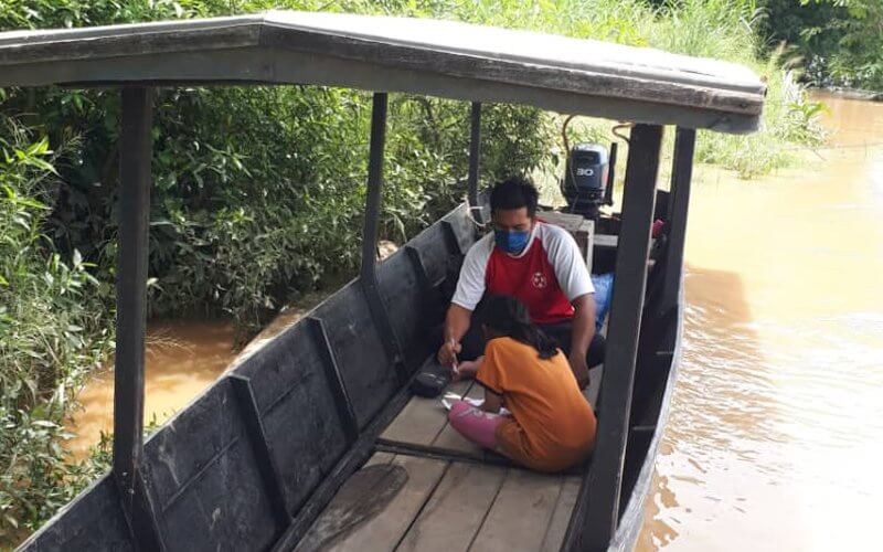 Perahu Sebagai Ganti Bilik Darjah, Cikgu Di Kinabatangan Ini Tak Mahu Anak Muridnya Ketinggalan Pelajaran