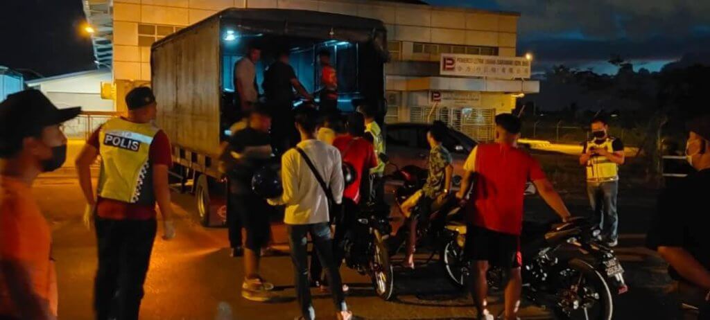 Padah Lakukan Wheelie Di Hadapan Polis Di Kuching, Remaja 17 Tahun Ditangkap