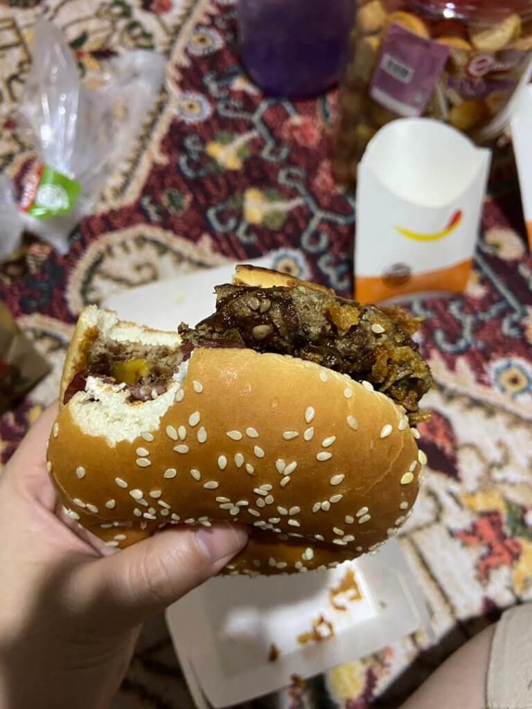 Sedap Ke? Ini Review Jujur Kami Tentang Burger Sos Coklat Viral Burger King