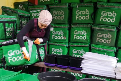 Kitar Semula Beg Grab Menjadi Beg Baru, Kenali Pereka Fesyen Sarawak Neng Kho Razali