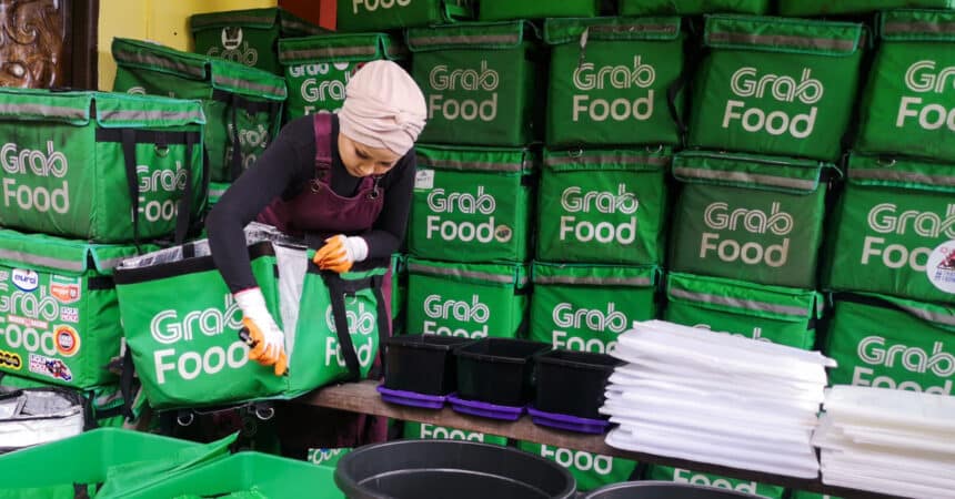 Kitar Semula Beg Grab Menjadi Beg Baru, Kenali Pereka Fesyen Sarawak Neng Kho Razali