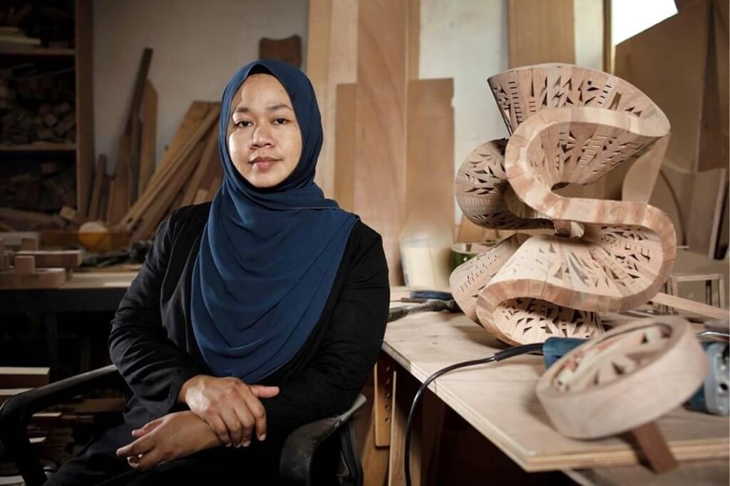 Artis Kelahiran Sarawak Ini Hasilkan Ukiran 'Rutit' Pua Kumbu Sehingga Dapat Perhatian United Nations