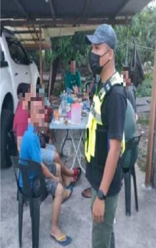 Berkumpul Sambut Hari Jadi Masa PKP, Polis Keluarkan Kompaun RM 15K Kepada 10 Lelaki Di Kuching
