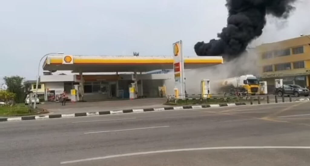 Api Marak Di Sebelah Tangki Lori Petrol, Stesen Minyak Di Sibu Hampir Terbakar