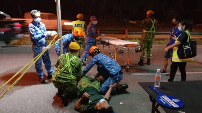 RELA Patah Kaki Setelah Dilanggar Remaja 15 Tahun Yang Merempuh Sekatan Jalan Raya Di Kuching