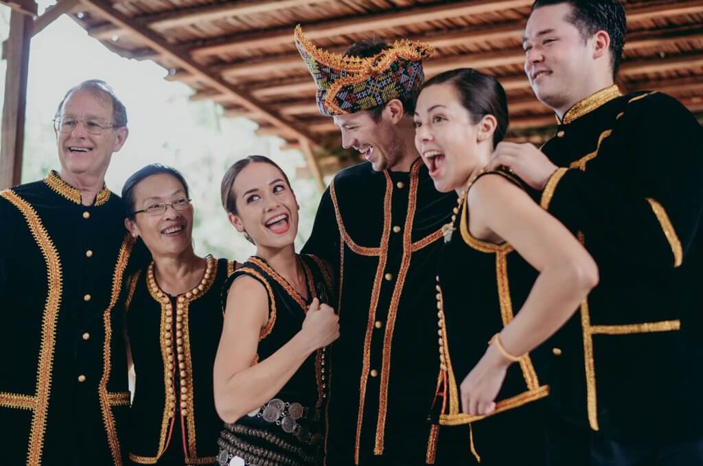 Anak Kacukan Sabah Yang Miliki PhD, Kenali Isteri Pelakon 'The Flash' Andrea Thoma
