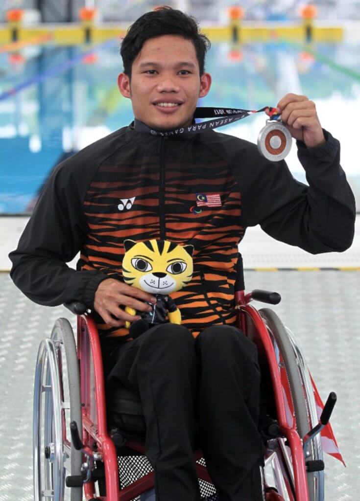 Apakah acara sukan yang dimenangi oleh wira malaysia, abdul latif romley di sukan paralimpik 2021?