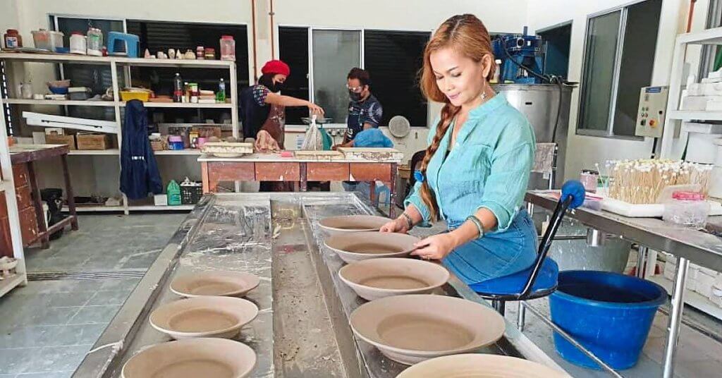 Motif Iban Pada Pinggan Lukisan Artis Sarawak Ini Pelihara Tradisi Etnik