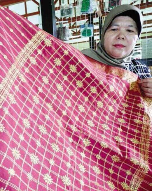 Ditenun Menggunakan Sifir Khas, Kenali Keunikan Songket Sarawak