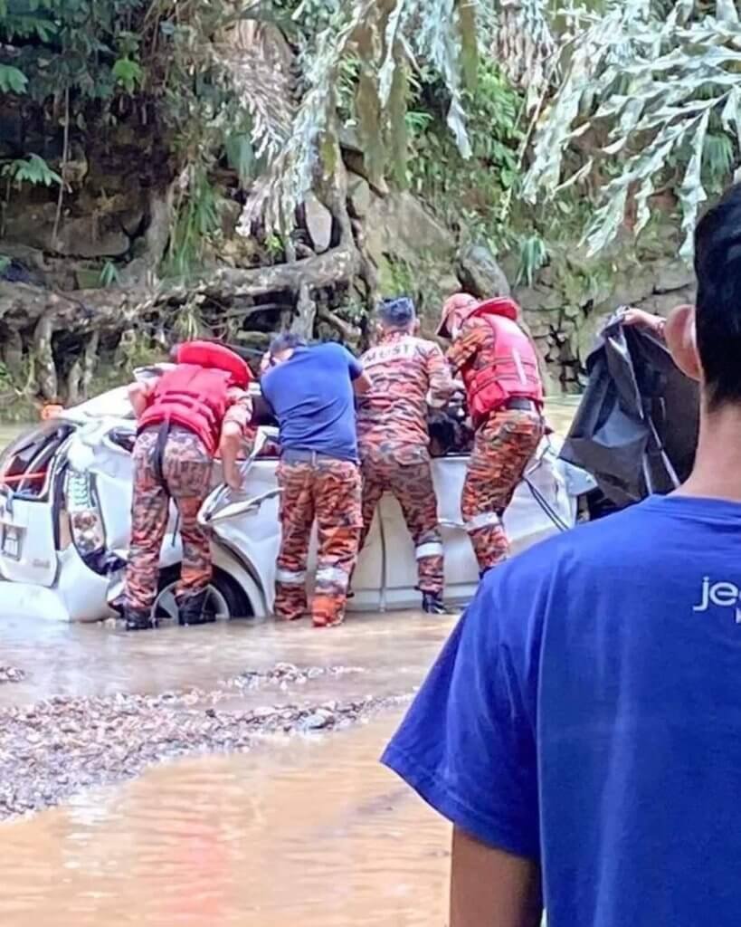 Sebuah Kereta Hanyut Akibat Lintas Jambatan Sewaktu Arus Deras, 2 Individu Ditemui Maut