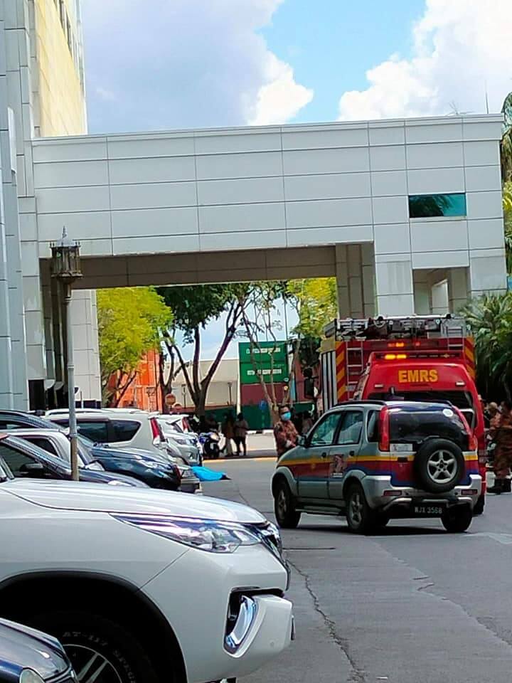 TERKINI : Seorang Lelaki Bertindak Bunuh Diri, Terjun Dari Bangunan Wisma Sanyan Di Sibu