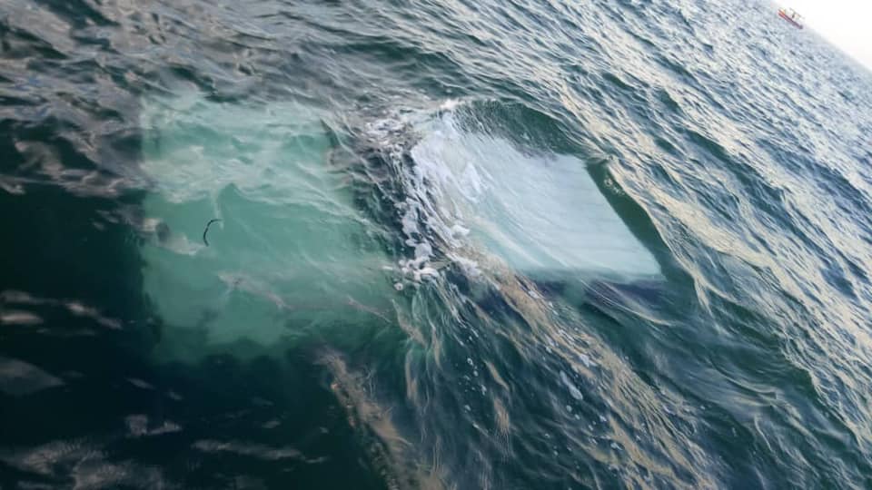 Sepasang Pemancing Terjumpa Kereta Hampir Terapung Di Laut Pantai Trombol, Kuching