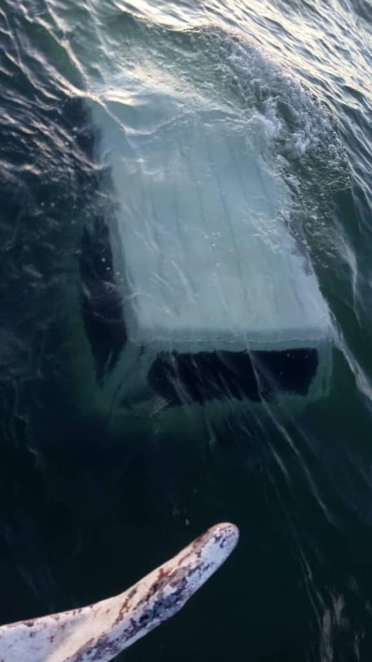 Sepasang Pemancing Terjumpa Kereta Hampir Terapung Di Laut Pantai Trombol, Kuching