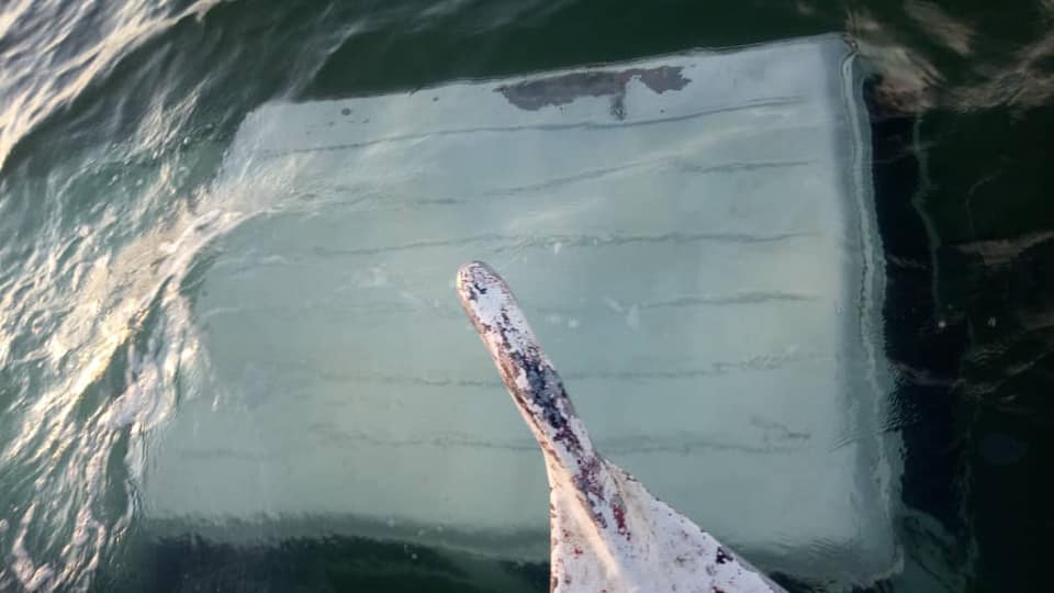 Sepasang Pemancing Terjumpa Kereta Hampir Terapung Di Laut Pantai Trombol, Kuching