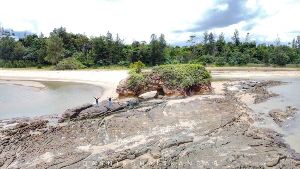 Sedih Dengan Pengunjung Yang Tidak Bermoral, Pantai Batu Gajah Bintulu Dicemari Vandalisme