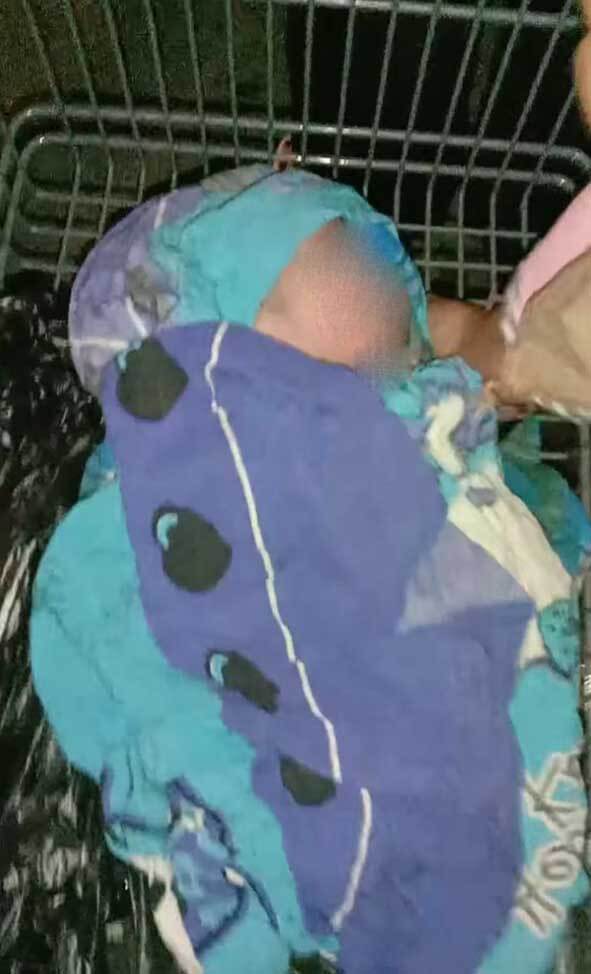 Bayi Cukup Sifat Ditemui Di Tempat Pembuangan Sampah Di Sabah