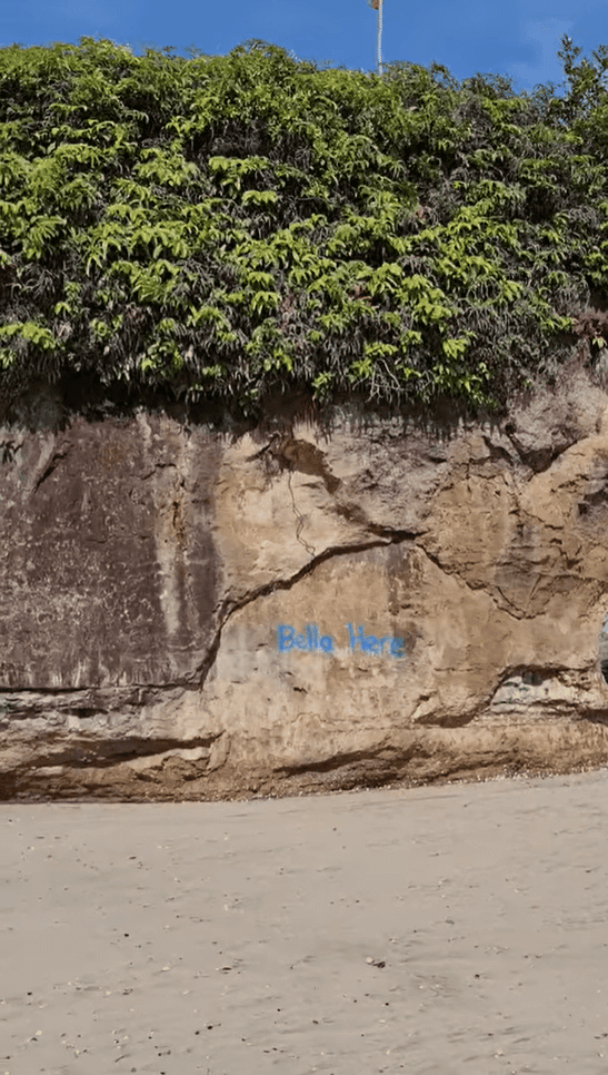 Sedih Dengan Pengunjung Yang Tidak Bermoral, Pantai Batu Gajah Bintulu Dicemari Vandalisme
