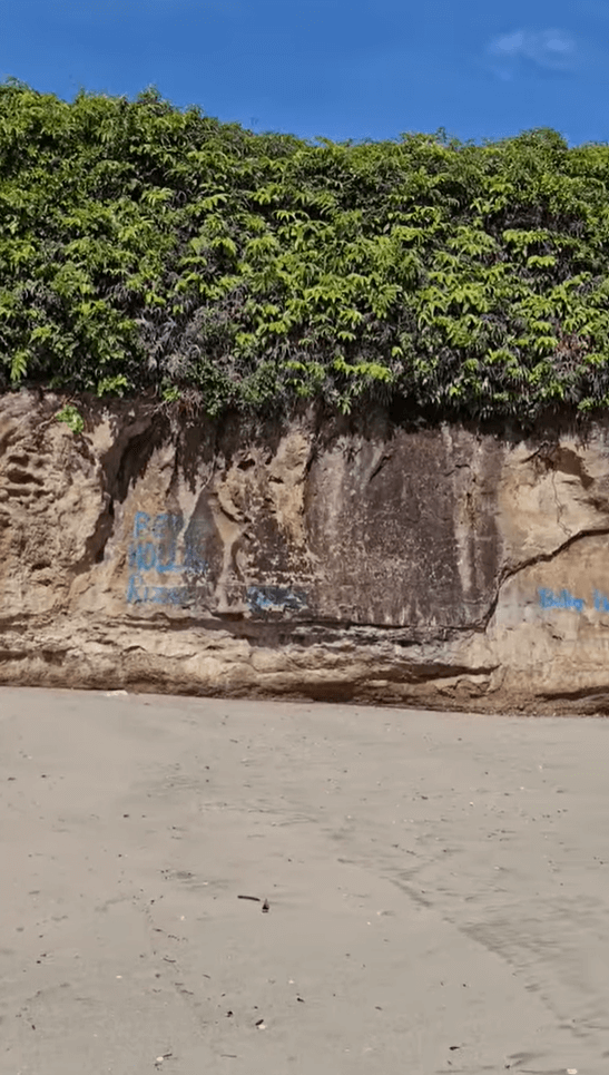 Sedih Dengan Pengunjung Yang Tidak Bermoral, Pantai Batu Gajah Bintulu Dicemari Vandalisme