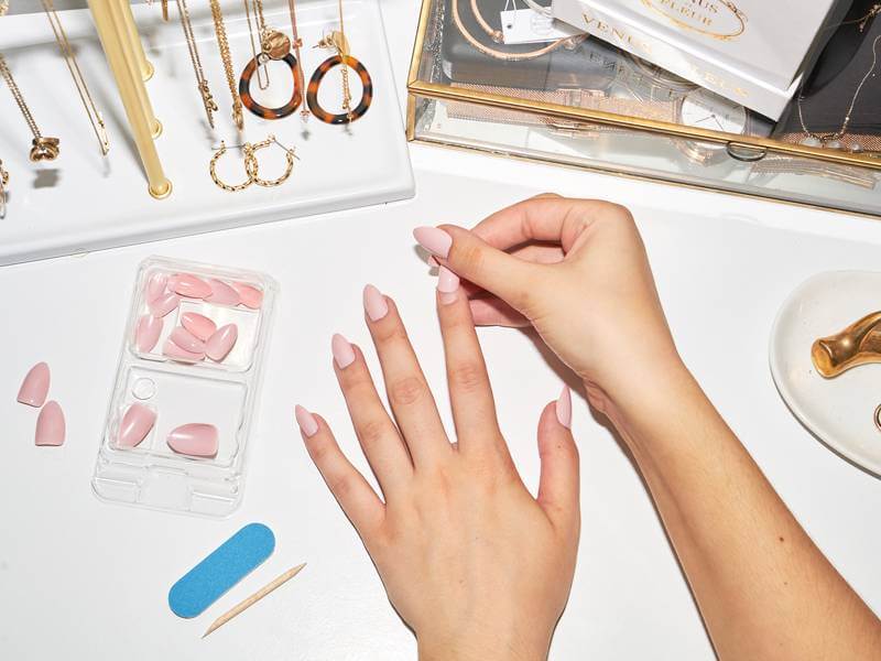 Minat Siri Squid Game? Anda Boleh Beli Press On Nails Dari Salun Kuku Ini!
