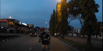 TULAR : Video Individu Kayuh Basikal Hampir Sebabkan Kemalangan Di Kuching