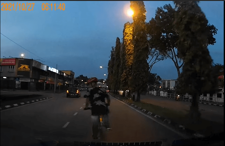 TULAR : Video Individu Kayuh Basikal Hampir Sebabkan Kemalangan Di Kuching