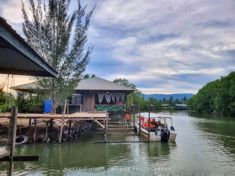 'Punyalah Cantik!' - Tangkap Gambar Sky Mirror Waktu Malam Yang Menakjubkan Di Resort Lahad Datu Ini
