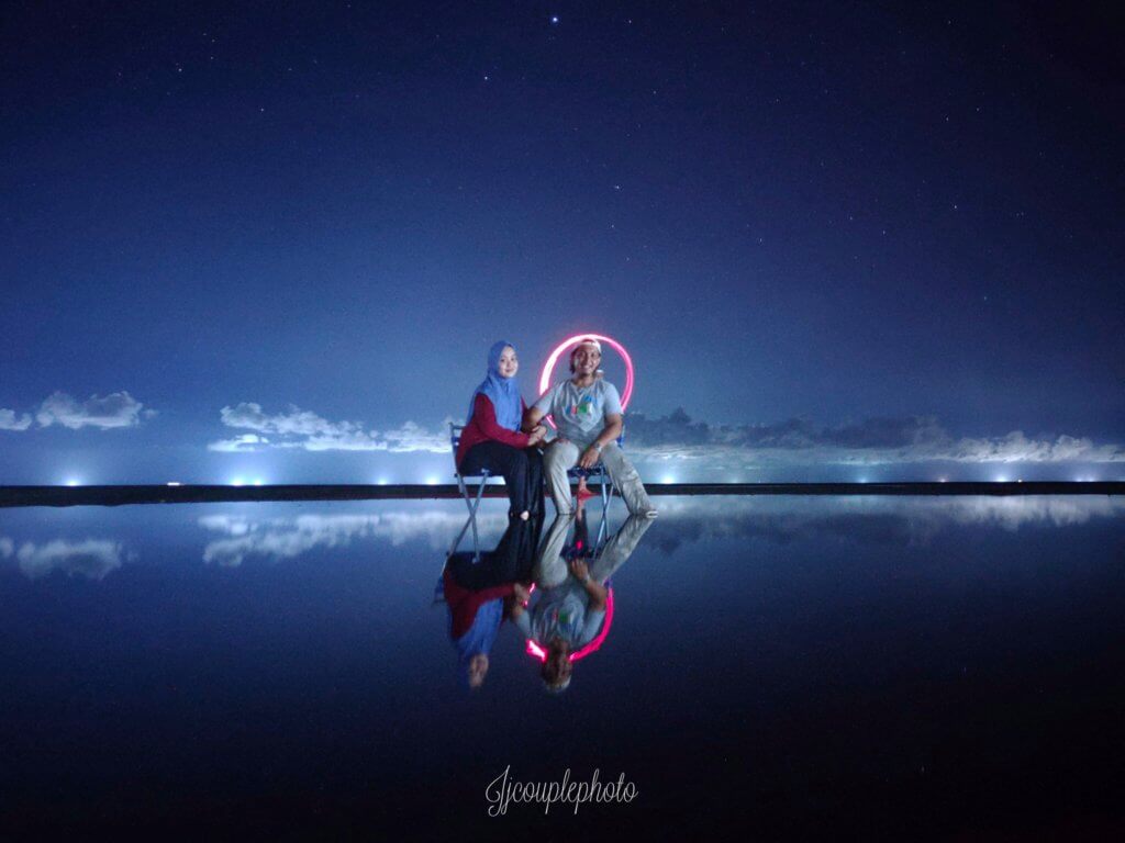 'Punyalah Cantik!' - Tangkap Gambar Sky Mirror Waktu Malam Yang Menakjubkan Di Resort Lahad Datu Ini