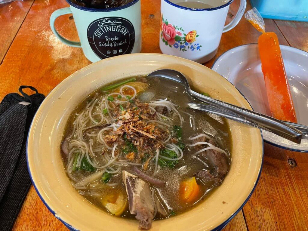Kedai Retro Hidangkan Sup Tulang Terbaik Di Sibu, Jom Singgah Ke Setinggan Cafe