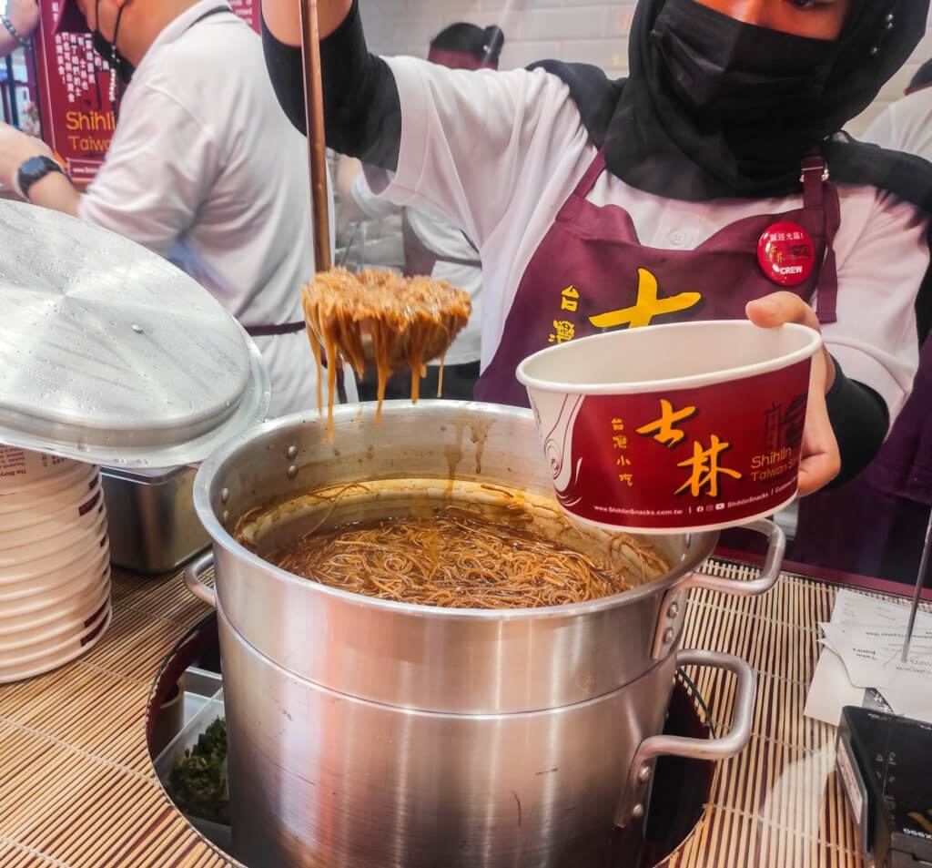 Masanya Telah Tiba, Kedai Ayam XXL Shihlin Telah Dibuka Kepada Pengunjung Di Emart Tabuan!