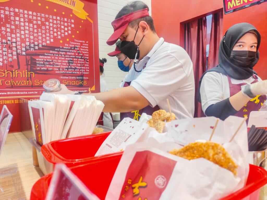 Masanya Telah Tiba, Kedai Ayam XXL Shihlin Telah Dibuka Kepada Pengunjung Di Emart Tabuan!