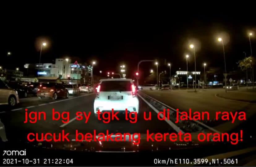 Kena 'Cucuk' Sebab Pandu Lambat Di Lorong Kanan, Kereta Belakang Pula Ditengking Samseng Myvi Di Kuching