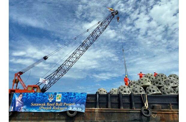 Comel! 20 Ekor Ikan Lumba-Lumba Dijumpai Berenang Seirama Di Taman Negara Marin Miri Sibuti