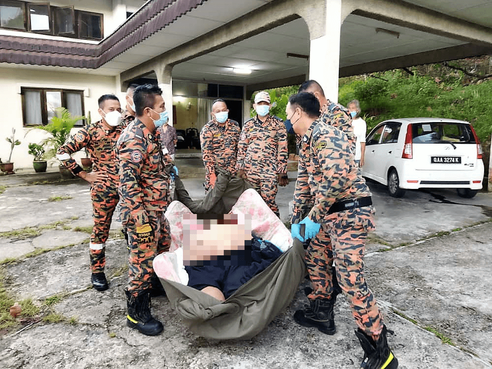 7 Anggota Bomba Dipanggil Pindah Lelaki Obesiti Seberat 220 Kilogram Di Kuching